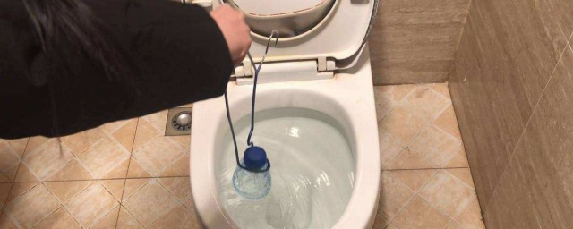 廁所堵瞭怎麼疏通 疏通廁所的三個妙招