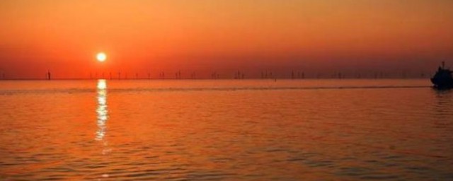 海日生殘夜江春入舊年的意思 有關海日生殘夜江春入舊年的古詩