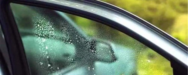 下雨天汽車玻璃起霧怎麼辦 有什麼去除霧氣的辦法