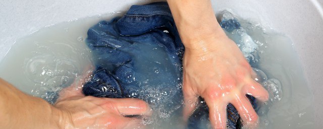 衣服上的機油怎麼洗掉 衣服上弄到機油瞭怎麼才洗得掉