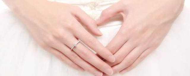 女人中指戴戒指是什麼意思 女人中指戴戒指說明什麼