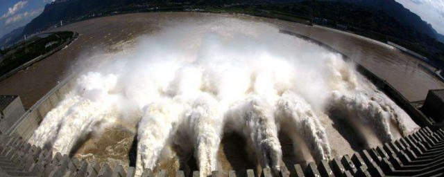 三峽大壩最多可以幾孔泄洪 三峽大壩最大洪峰 開11孔泄洪