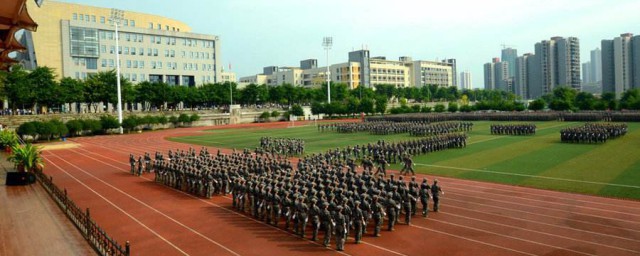 孩子軍訓傢長鼓勵短語 有關軍訓鼓勵的句子