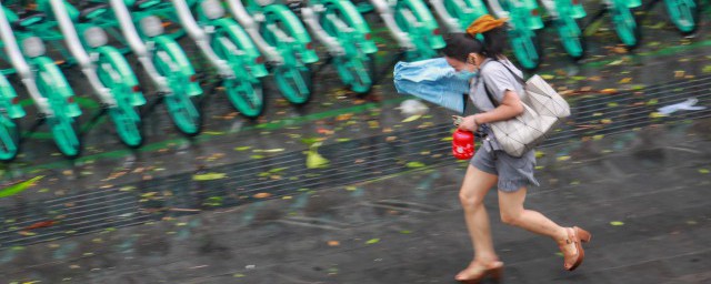 狂風暴雨幽默的說說 下大雨的幽默說說