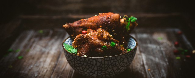 如何做豬蹄熟食 鹵豬蹄的做法