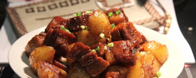 五花肉燉土豆做法 如何做五花肉燉土豆
