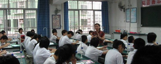 獻殷勤是什麼意思 獻殷勤的含義