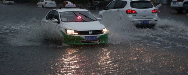 路邊積水怎麼處理 道路上的積水應該怎麼處理