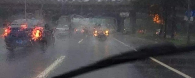 下雨天晚上開車視線不好怎麼解決 有什麼小的技巧