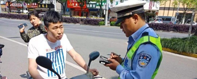 學生開電動車要戴頭盔嗎 交通法上有規定騎電動車要帶頭盔嗎