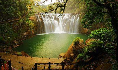 十分瀑布 Shifen Waterfall 