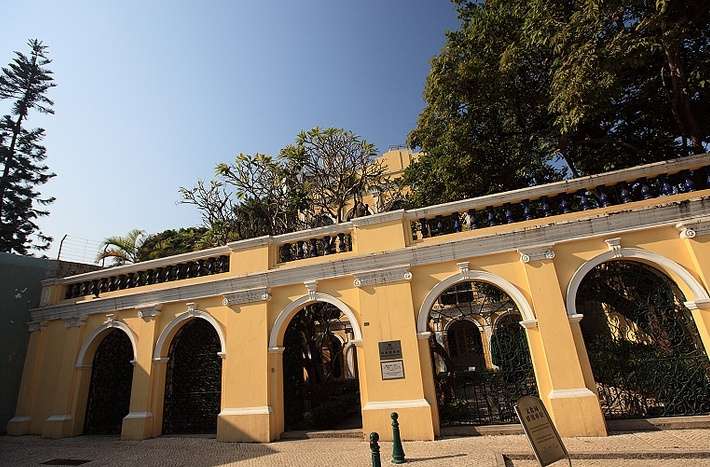 何東圖書館 Sir Robert Ho Tung Library 