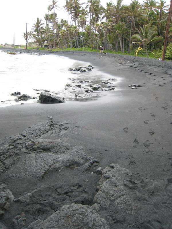 普納魯吾黑沙灘 Punaluu Black Sand Beach 