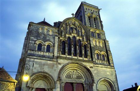 韋茲萊教堂和山丘 Vézelay Church and Hill 