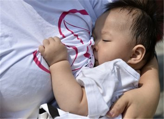 母乳喂養 寶寶不容易患腸胃疾病