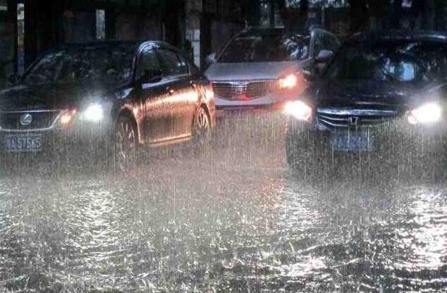 暴雨天氣開車出行註意什麼