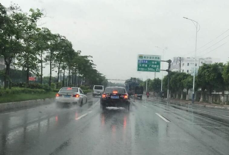 暴雨天氣行車註意哪些事項