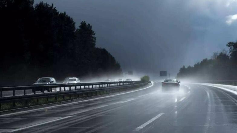 夏日暴雨天時如何安全行車