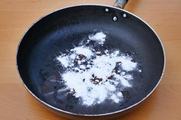 怎樣清除不粘鍋裡燒糊的黑漬