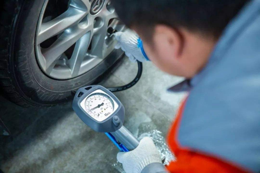 如何檢查汽車輪胎是否漏氣