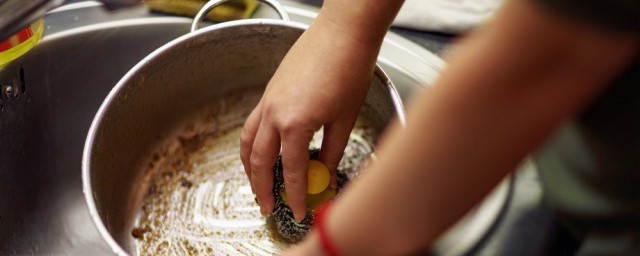 炒鍋底的油垢怎麼洗 怎麼洗炒鍋底的油垢