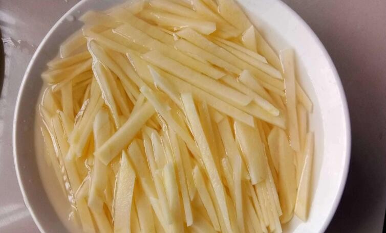 土豆絲切好過夜有毒嗎