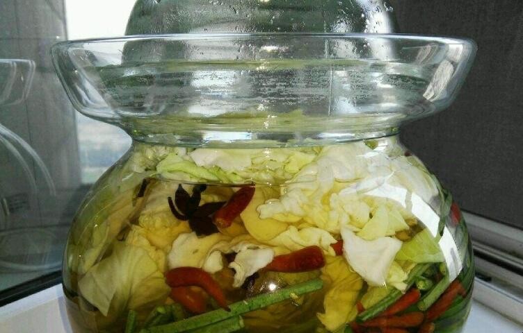 泡菜上有白膜還能吃嗎