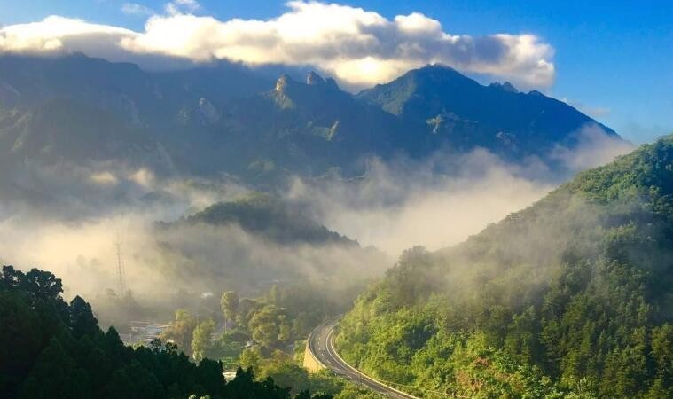 半山腰飄浮的是雲還是霧