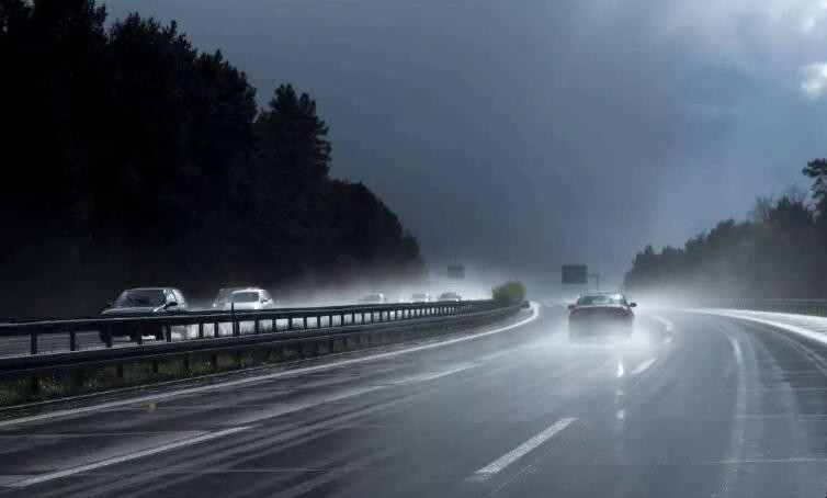 梅雨季節行車安全的要點有什麼