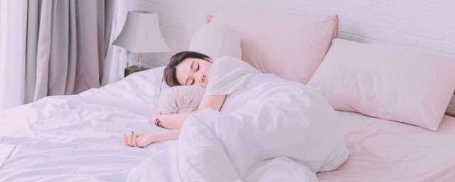 女人夢見車翻瞭人沒事 女人夢見車翻瞭人沒事是什麼意思