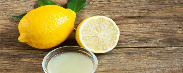徒手擠檸檬的方法 巧擠檸檬汁的方法介紹