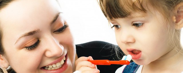 小孩正確刷牙方法 如何教孩子刷牙