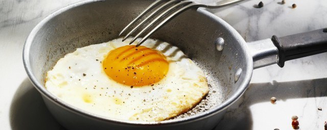 鹽煎蛋怎麼做 煎雞蛋如何放鹽
