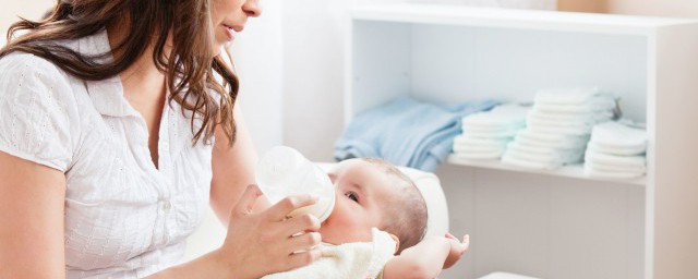 新生兒喂奶姿勢怎麼才正確 如何給寶寶喂奶