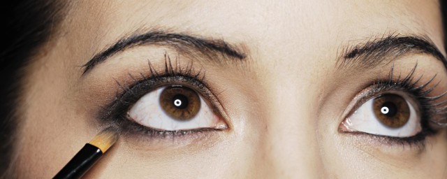 眼線筆防暈妝小技巧 防止眼線暈妝的小技巧