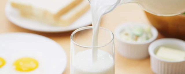 早上喝純牛奶的好處 每天早上喝牛奶好處是什麼