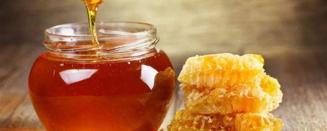 喝蜂蜜水的作用與功效 喝蜂蜜水的作用與功效有哪些