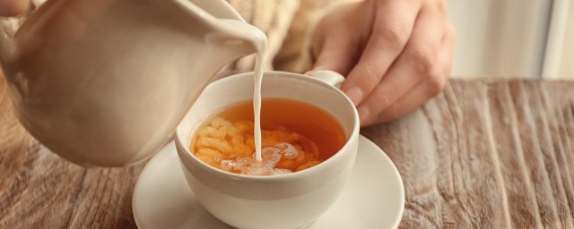 奶茶是怎麼制作的 傢常奶茶的做法