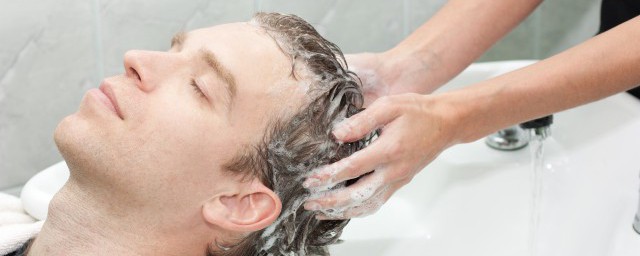 幹洗頭發的正確步驟 幹洗頭發有什麼技巧