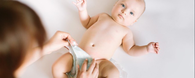 換紙尿褲正確的方法 寶寶穿紙尿褲要註意什麼