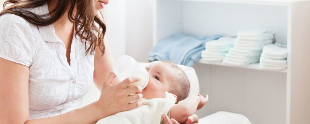 寶寶吐奶怎麼處理方法 孩子吐奶應該怎麼辦