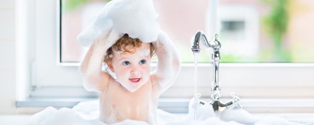 嬰兒多久洗一次澡合適 多長時間給孩子洗一次澡
