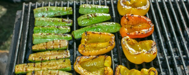 如何做碳烤辣椒 木碳烤青椒的做法分享