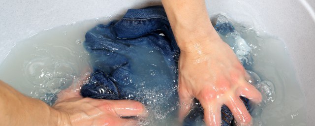 牛仔褲泡鹽水正確方法 洗牛仔褲用鹽水浸泡的說明
