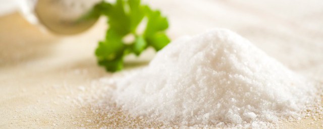 食鹽去水垢的方法 什麼方法能去除水垢