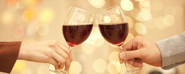 紅酒碰杯技巧和方法 喝紅酒時怎樣碰杯