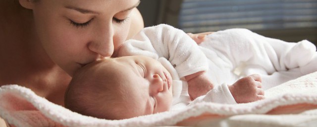 如何判斷嬰兒睡覺冷暖 嬰兒睡覺時如何判斷冷熱