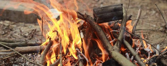 怎麼用木棒生火 鉆木取火的方法
