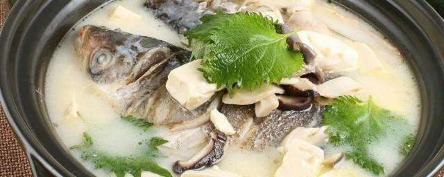 如何做砂鍋鯽魚豆腐湯 傢常砂鍋鯽魚豆腐湯的做法