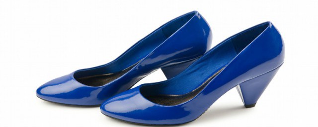藍色鞋子配什麼顏色褲子 藍色鞋子搭配哪種顏色的褲子